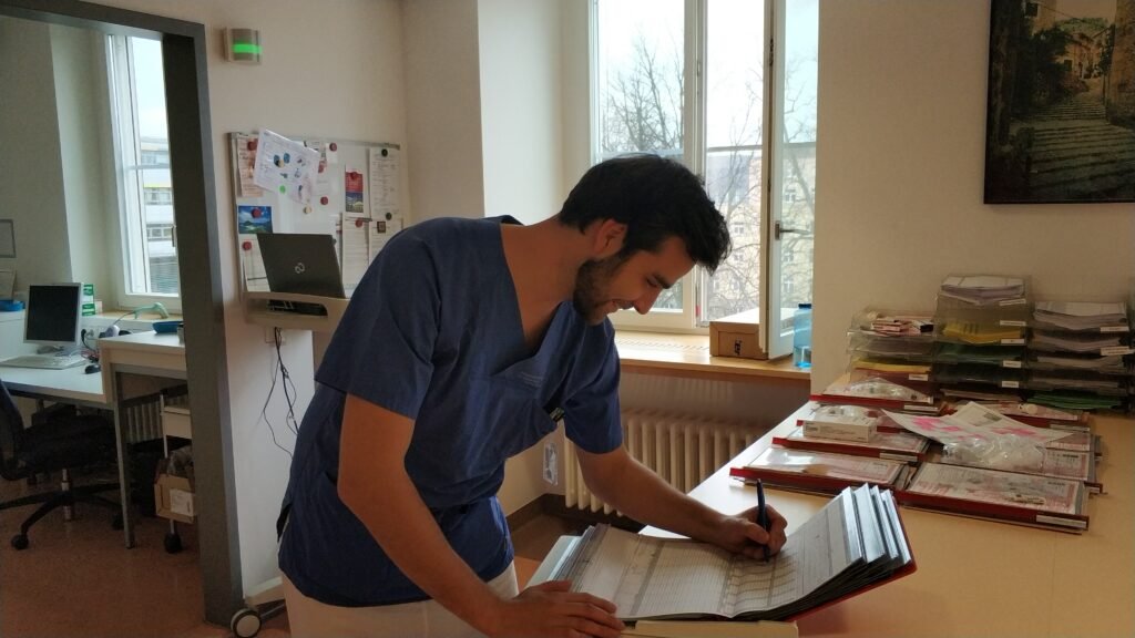Pflegeteam im Gespräch über die Versorgung eines onkologischen Patienten